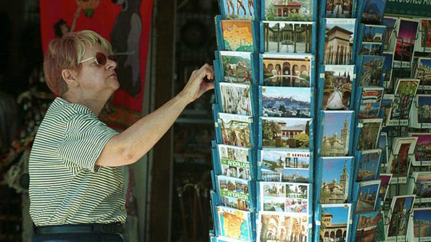 Los turistas reciben muchas sonrisas y pocas palabras en España.