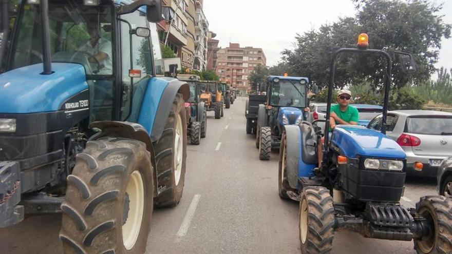 Los productores fruta se movilizan en Fraga y exigen una solución a la crisis del sector