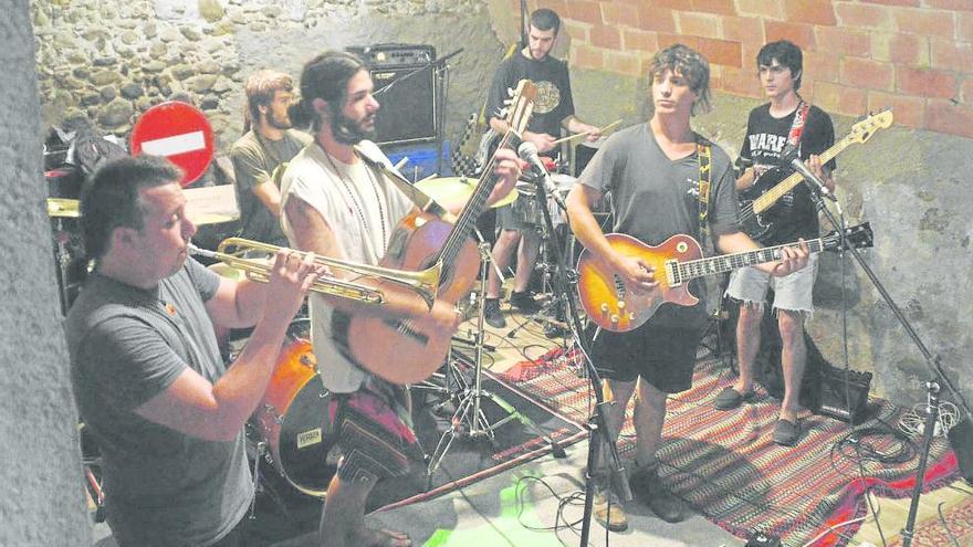 Els Julay&#039;s al seu local d&#039;assaig a Cabanes