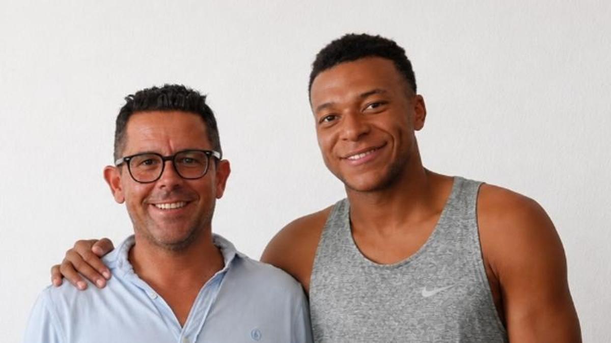 Rafael Triguero posa junto al delantero Kylian Mbappé.
