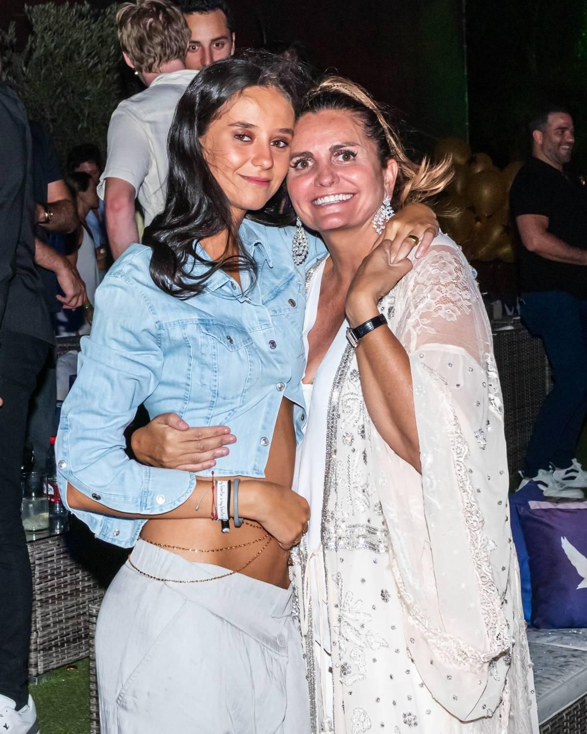 Victoria Federica con chaqueta vaquera corta y cadenas de cintura