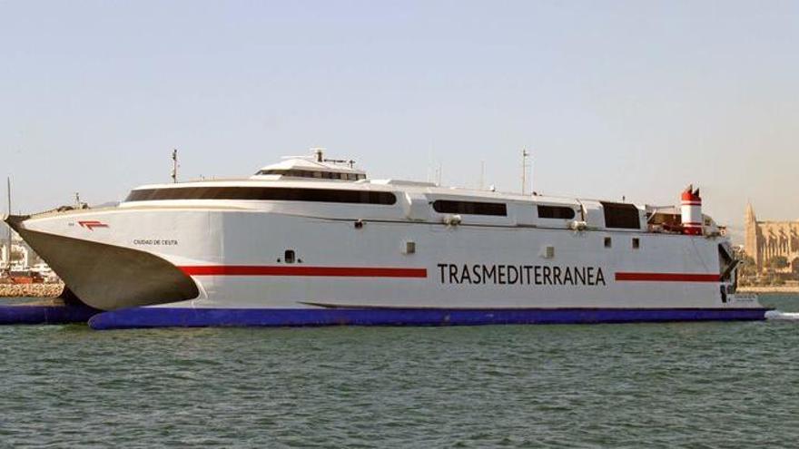Uno de los buques de la flota de Trasmediterránea en Palma.