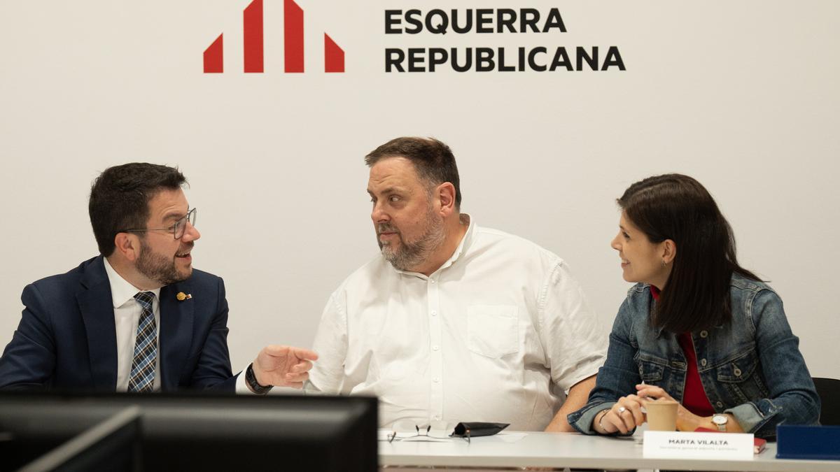 El presidente de la Generalitat, Pere Aragonès; el presidente de ERC, Oriol Junqueras y la secretaria general adjunta y portavoz de ERC, Marta Vilalta.