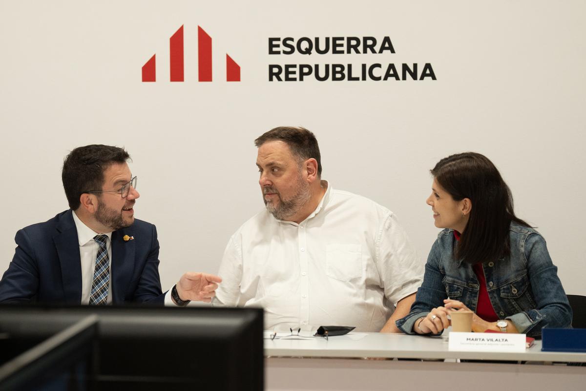 El presidente de la Generalitat, Pere Aragonès; el presidente de ERC, Oriol Junqueras y la secretaria general adjunta y portavoz de ERC, Marta Vilalta. David Zorrakino / EP