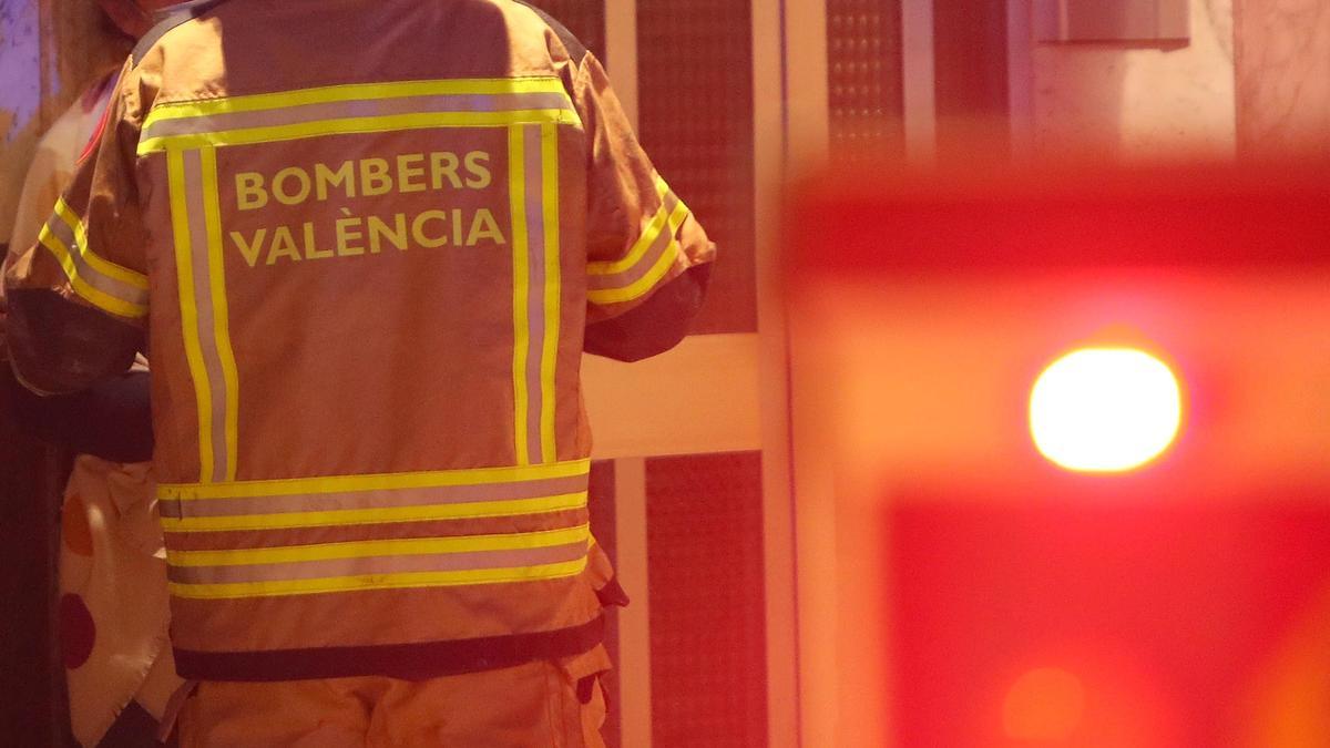 Bomberos de València sofocaron los incendios en los que ayer ardieron 5 furgonetas en la Fuensanta.
