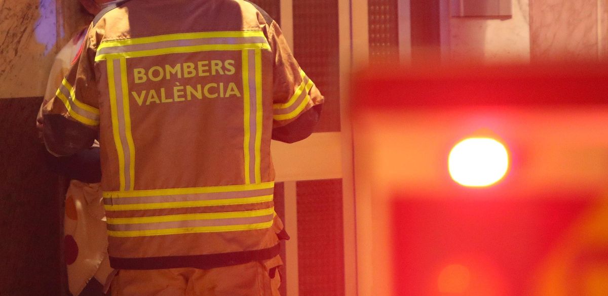 Bomberos de València sofocaron los incendios en los que ayer ardieron 5 furgonetas en la Fuensanta.