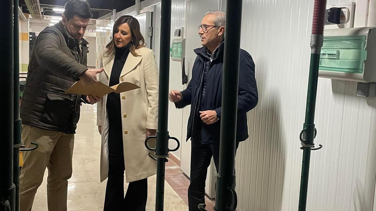 La alcaldesa y el concejal de Mercados en la visita al mercado de Rojas Clemente