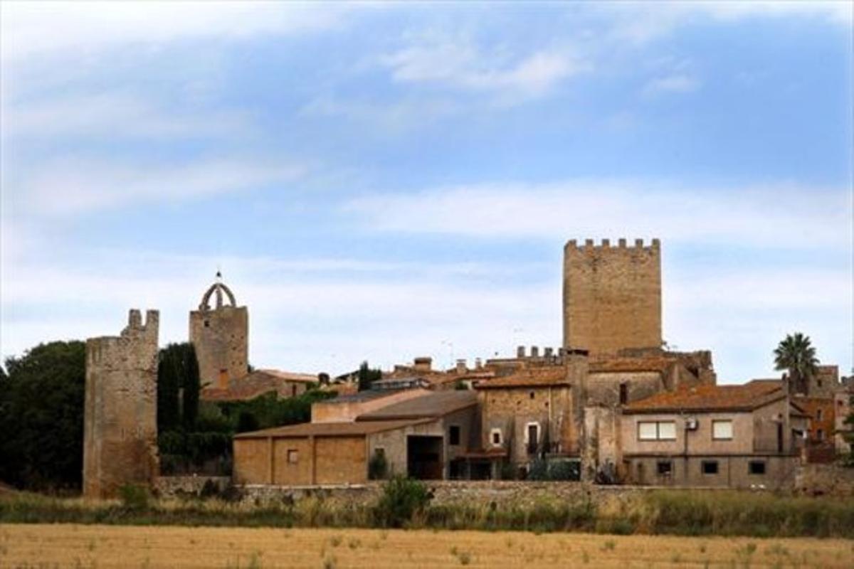 Vista de Peratallada, dominada pel castell.