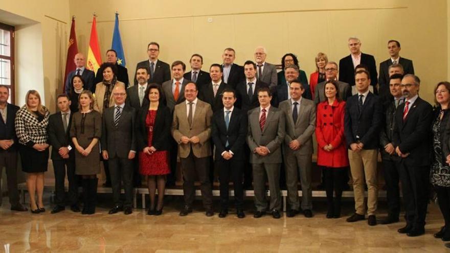 El presidente de la Comunidad, Pedro Antonio Sánchez, junto a los alcaldes de la Región, un organismo diferente a la Federación de Municipios que ha aprobado el Código de Buen Gobierno.