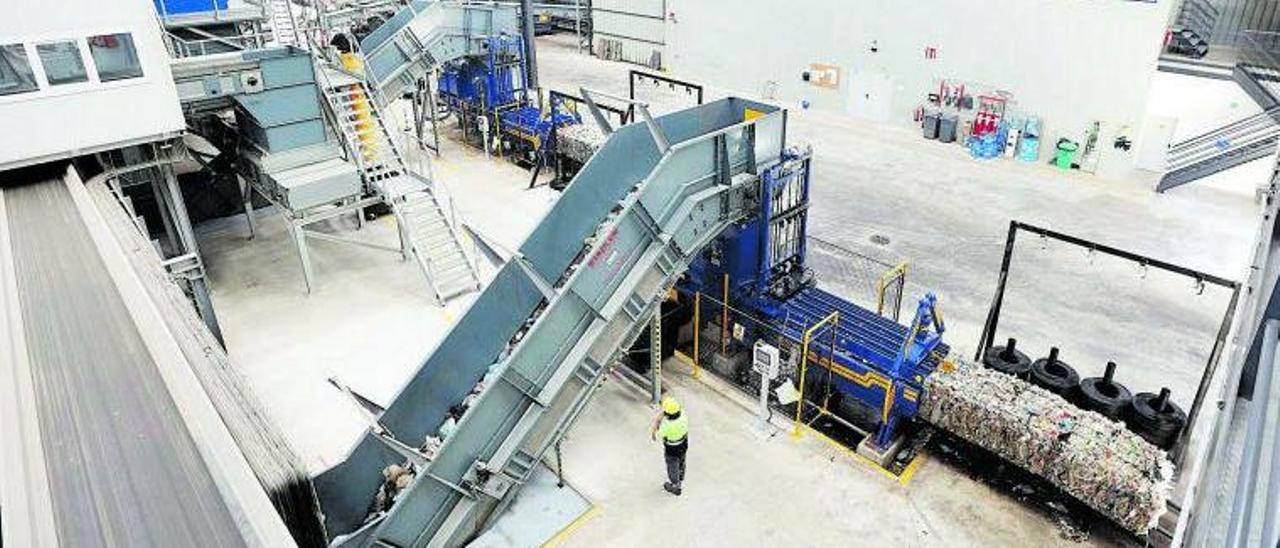Proceso de recuperación de residuos en la nueva planta de triaje del vertedero de Ca na Putxa. | J. A. RIERA