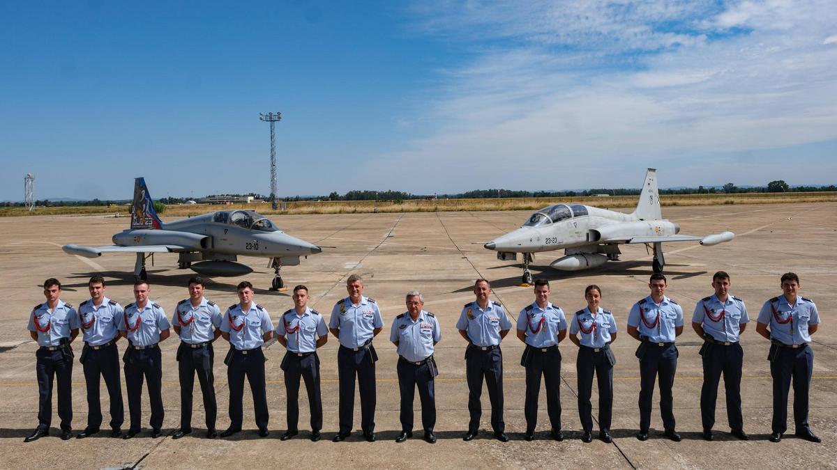 Clausura del curso de pilitos de caza de la base aérea de Talavera.