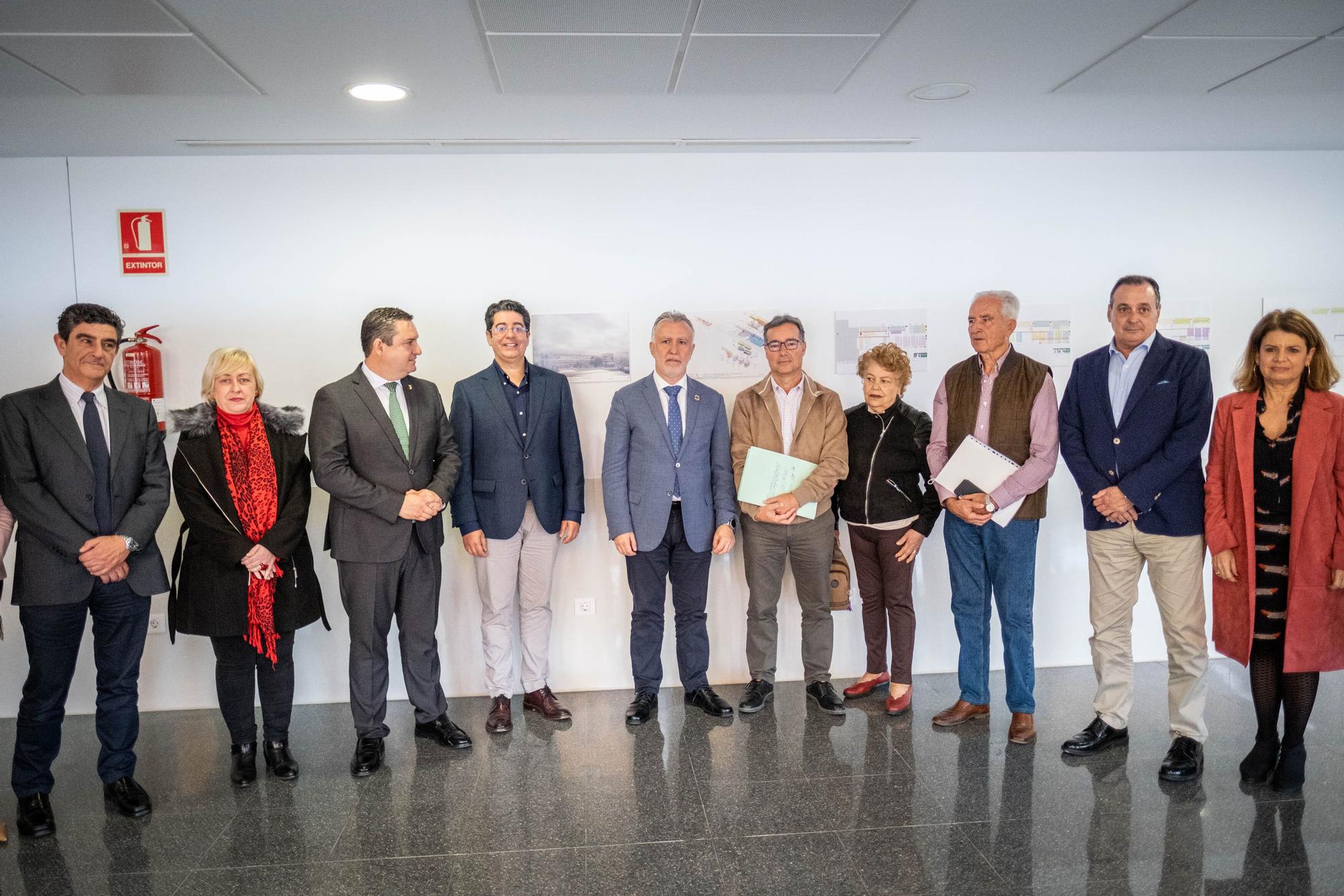 Torres y Martín visitan al Hospital del Sur