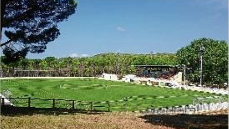 El camp de futbol de Begur amb la gespa artificial que s&#039;hi ha col·locat.