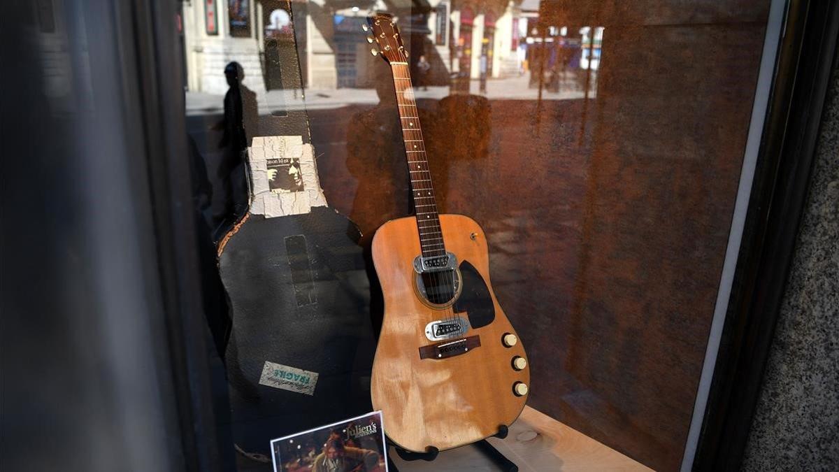La guitarra Martin D-18E del año 1959 que tocó Kurt Cobain en 1994 en el disco 'MTV Unplugged in New York'.