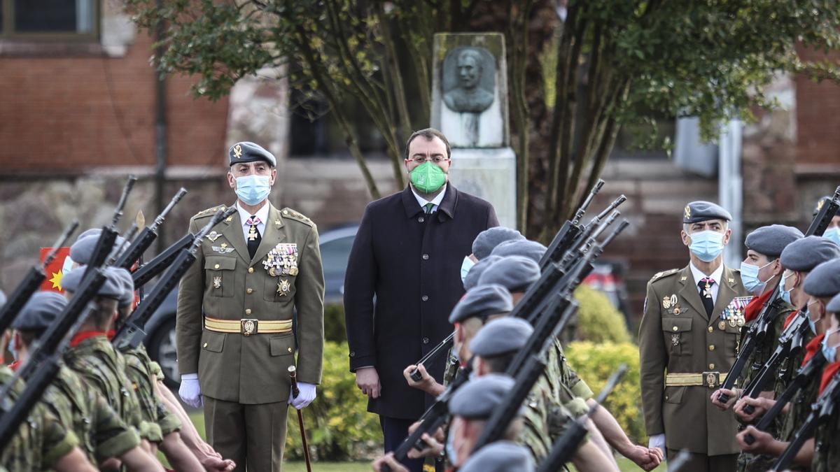 Adrián Barbón  en los actos conmemorativos de la festividad de la Inmaculada Concepción, patrona del Arma de Infantería, en Cabo Noval