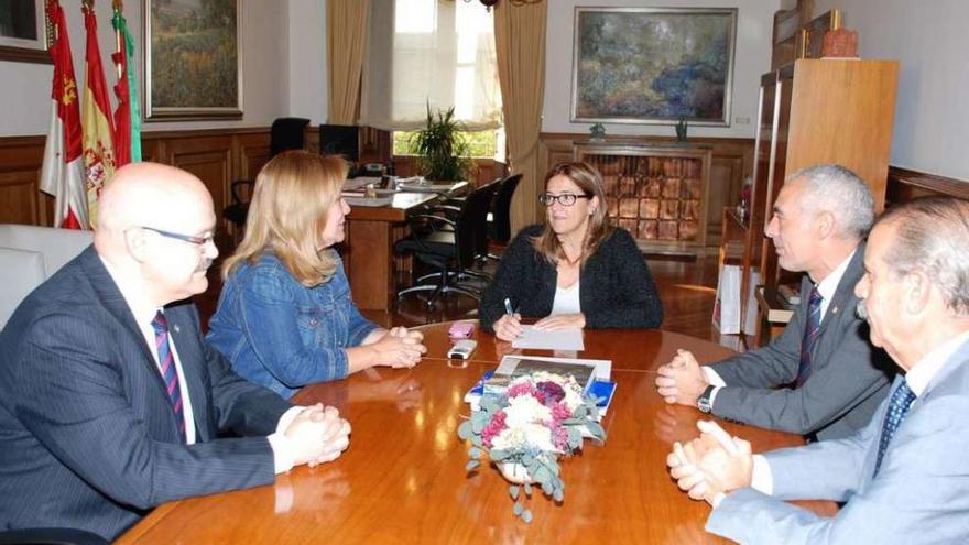 Mayte Martín Pozo preside la reunión con responsables de la Junta pro Semana Santa.