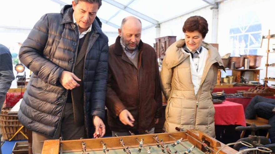 Besteiro, izquierda, Ricardo Varela y la diputada Margarita Pérez durante la pasada campaña. // FdV