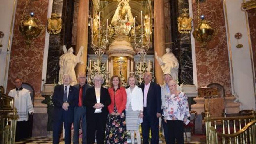 Participantes del recital de poesía ante la Virgen.