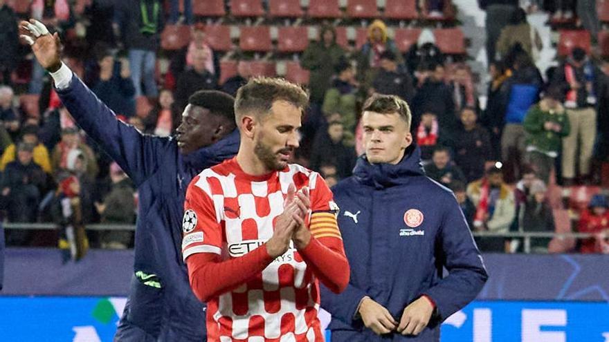 Oriol Comas, a darrere Stuani, al final del partit de Champions contra l'Arsenal de la temporada passada