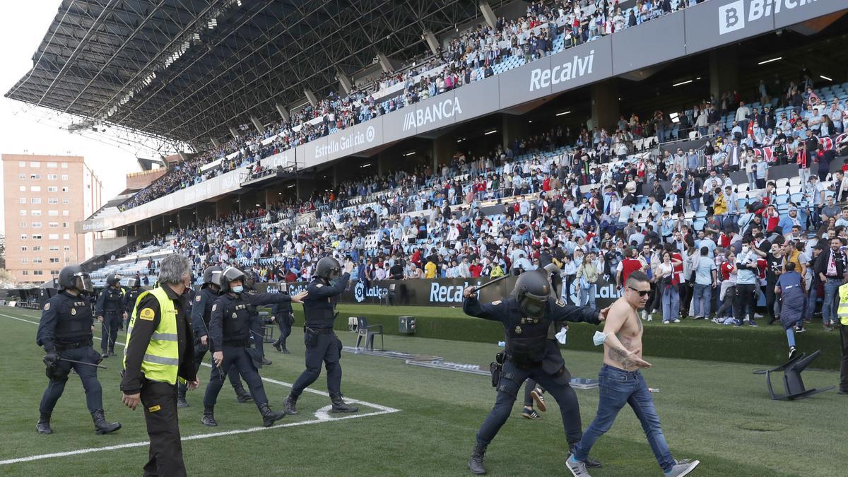 Carga policial tras la invasión de campo en el Celta B - Deportivo