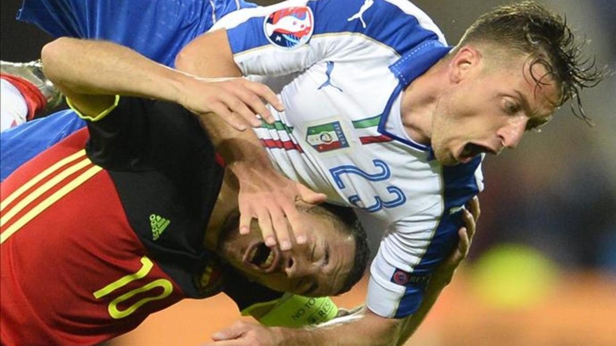 Espectacular acción entre el belga Hazard y el italiano Giaccherini