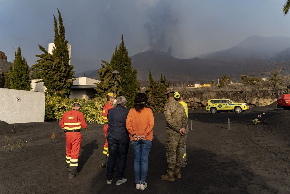 Ofrenda Floral a los Difuntos en el cementerio de Las Manchas en la zona de exclusión del volcán de La Palma