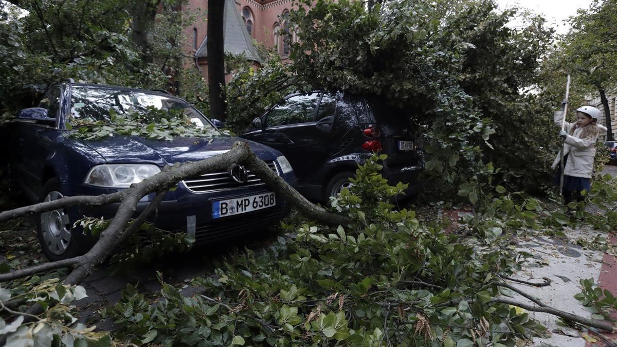 Destrozos causados por la tormenta 'Xavier' en Berlín