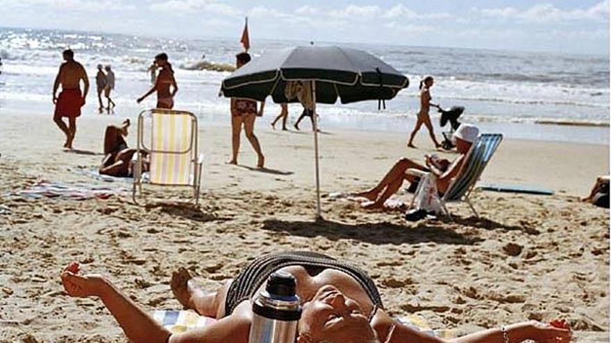 Fotografía de Martin Parr de bañistas en una playa británica.