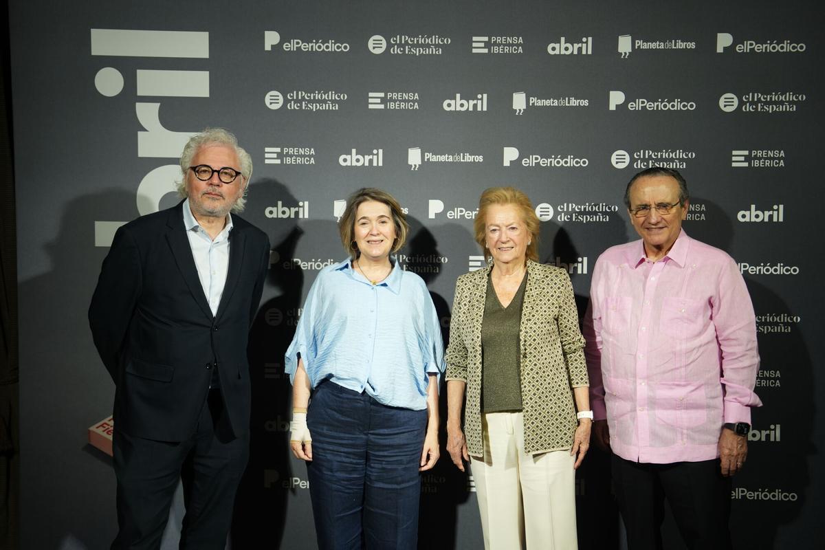Álex Sàlmon, director del suplemento ‘abril’; Marta Rivera de la Cruz, delegada de Cultura, Turismo y Deporte del Ayuntamiento de Madrid; Arantza Sarasola, vicepresidenta de Prensa Ibérica, y Javier Moll, presidente de Prensa Ibérica.