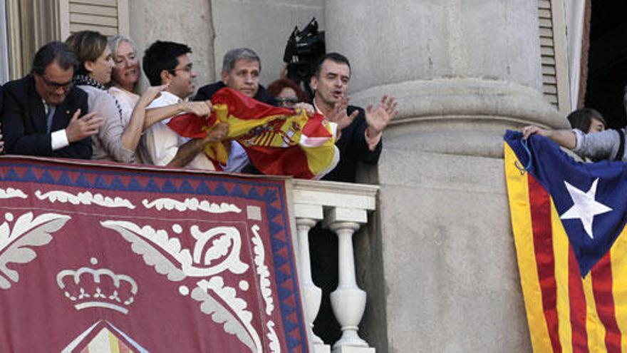 &#039;Guerra de banderas&#039; en el Ayuntamiento de Barcelona.