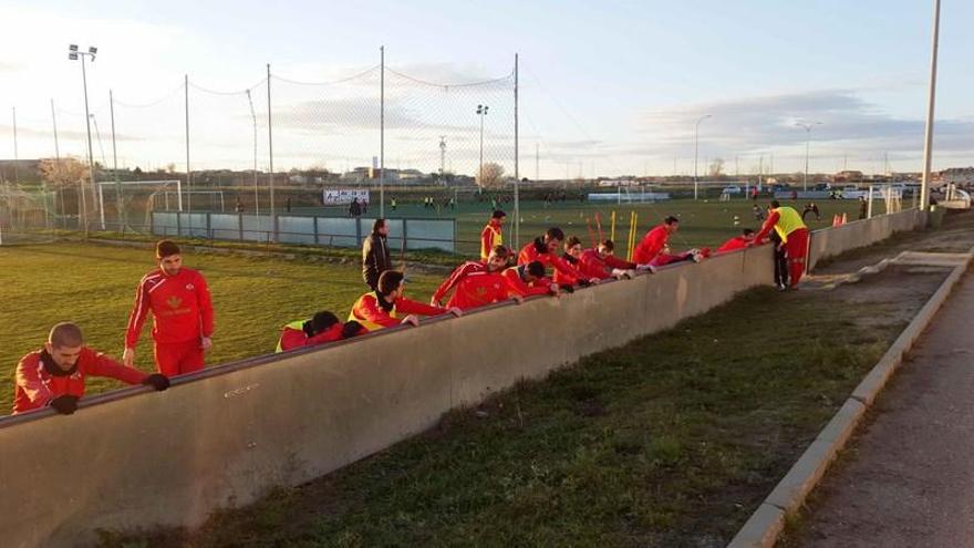 Los jugadores del Zamora CF, realizando estiramientos en el entrenamiento celebrado ayer en el campo anexo del Estadio Ruta de la Plata.