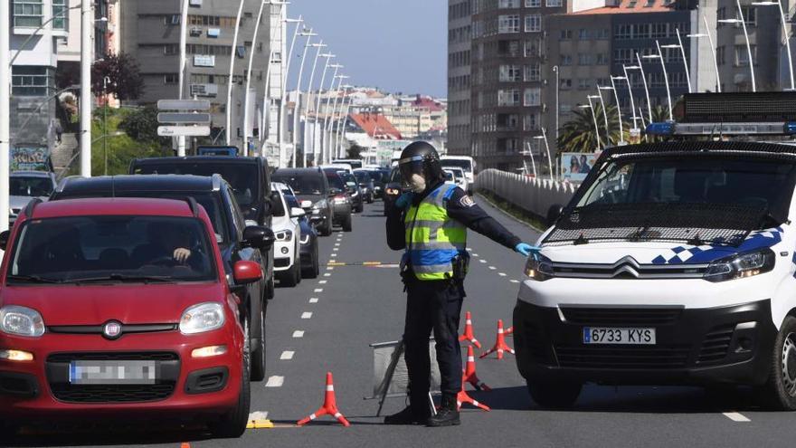 Un agente dirige al tráfico en el control de ayer en Alfonso Molina.