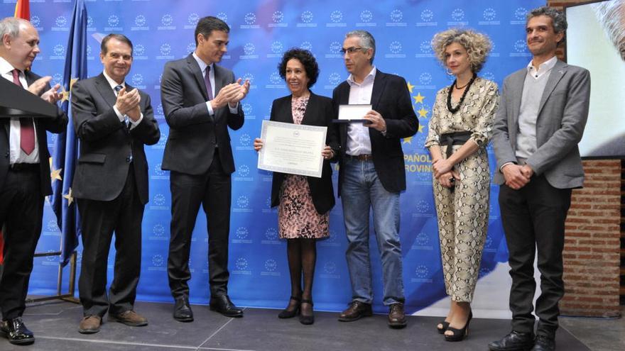 El alcalde, ayer, con Pedro Sánchez, en el acto de homenaje.