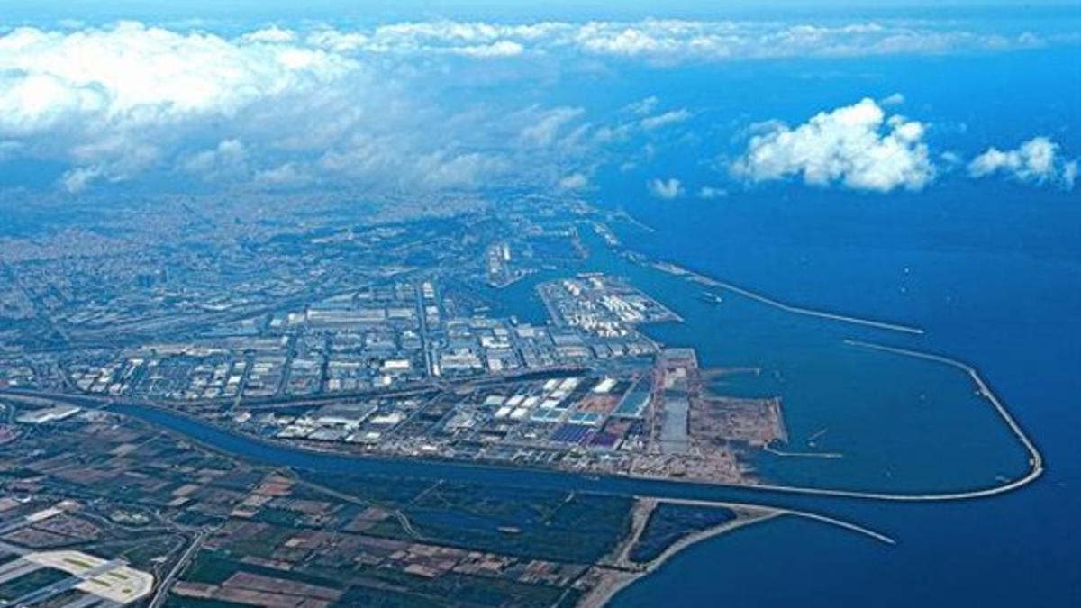 Imagen aérea de los dos nuevos diques de la ampliación del puerto de Barcelona, el gran arco que forma el Sud y encima, el Est que investiga el juez.