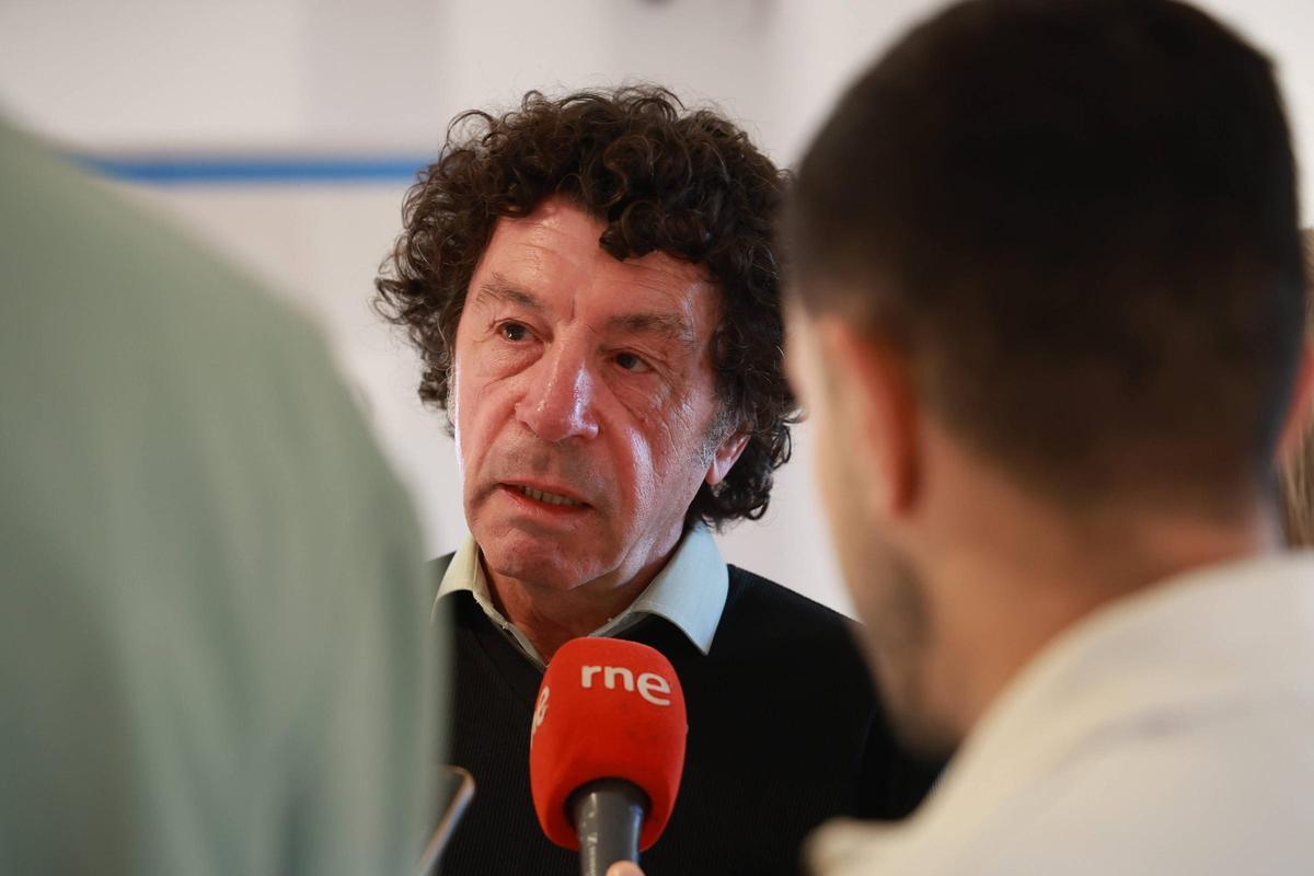 Genín Andrada atiende a los medios.