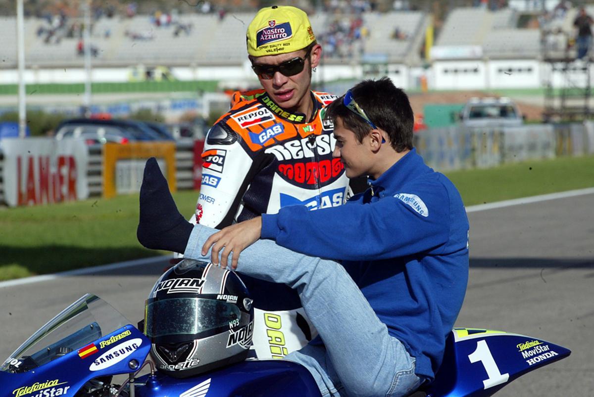 En 2003 ganó su quinto título mundial. En la imagen, hablando con Dani Pedrosa que estaba lesionado y que había conseguido el mundial de 125cc.