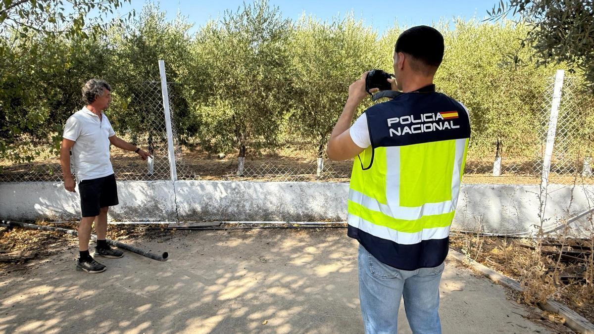 Rafael Castaño muestra a la Policía la zona por la que accedieron los ladrones.