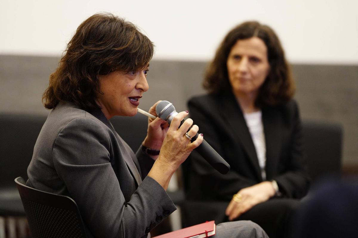 European Bridges: 'Simplificación administrativa y competitividad europea'. Eva Giménez, secretaria general de Presidència, toma la palabra. Detrás, Gemma Martínez, directora adjunta de EL PERIÓDICO.