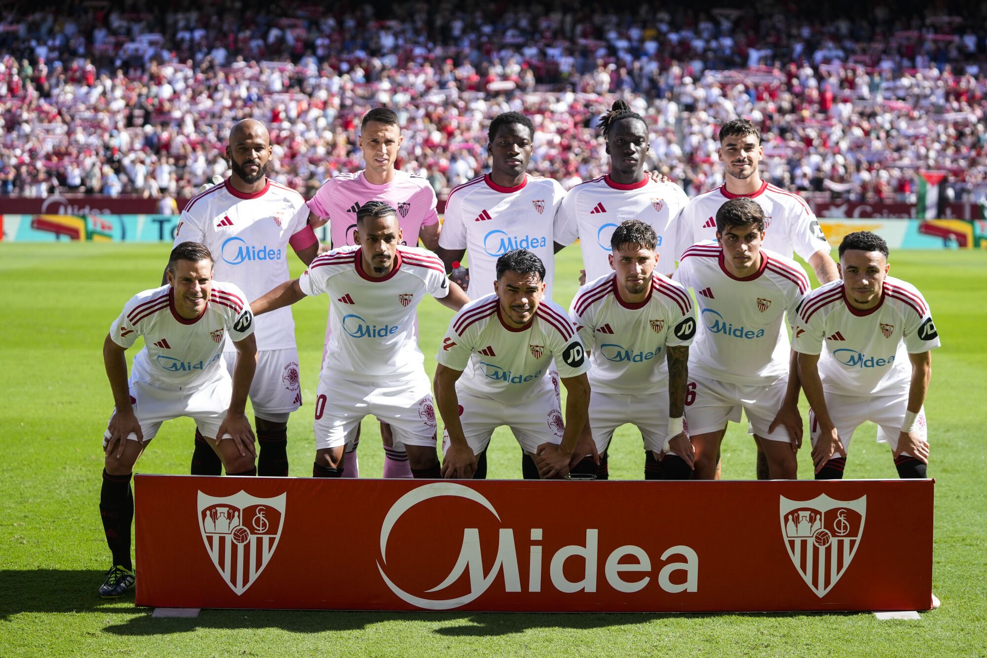 Los jugadores del Sevilla FC posan para una foto durante el partido de fútbol de la liga española, LaLiga EA Sports, disputado entre el Sevilla FC y el RCD Mallorca en el estadio Ramón Sánchez-Pizjuán.