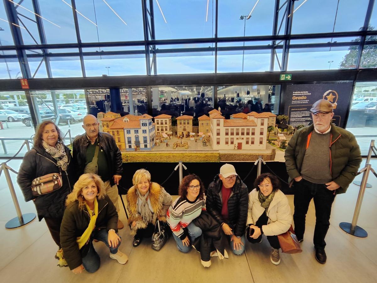 Un grupo de moscones, posando ante el belén.