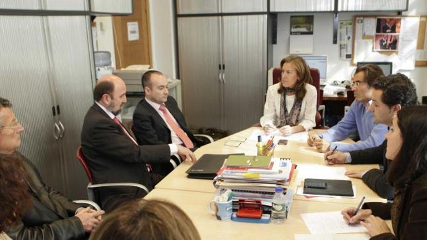 Al fondo, Pilar Fernández Pardo, en un momento de la reunión del grupo municipal del PP con directivos de APTA y de la Fundación Once.