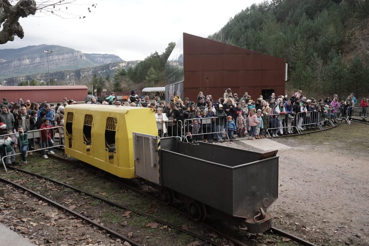 Un centenar d'infants acompanyen els reis a recollir el carbó a Sant Corneli: "És molt maco i proper”