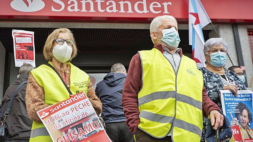 Vecinos de Guísamo, ayer, durante la concentración de protesta.