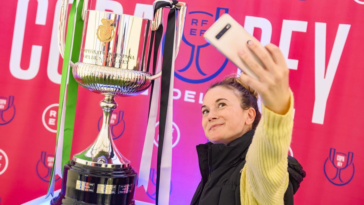 Ilusión y muchas ganas de los jugadores del Betis a su llegada a Sevilla para la final de Copa