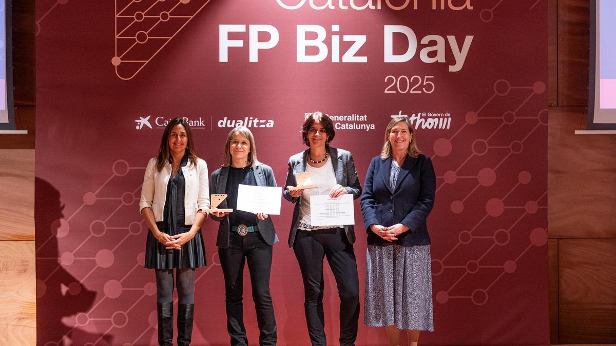 Sílvia Zambudio, cap de Docència i Formació del CSA recollint el premi