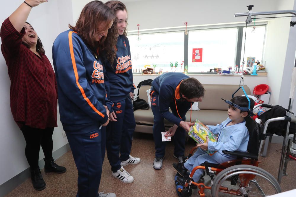 Los jugadores del Valencia Basket visitan La Fe