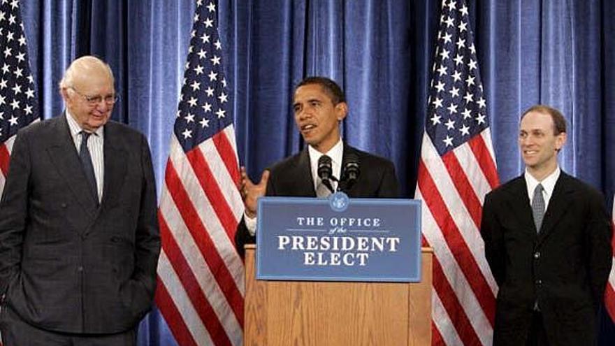 Obama presenta al director del nuevo organismo, Paul Volcker (izda.), y a Austan Goolsbee.