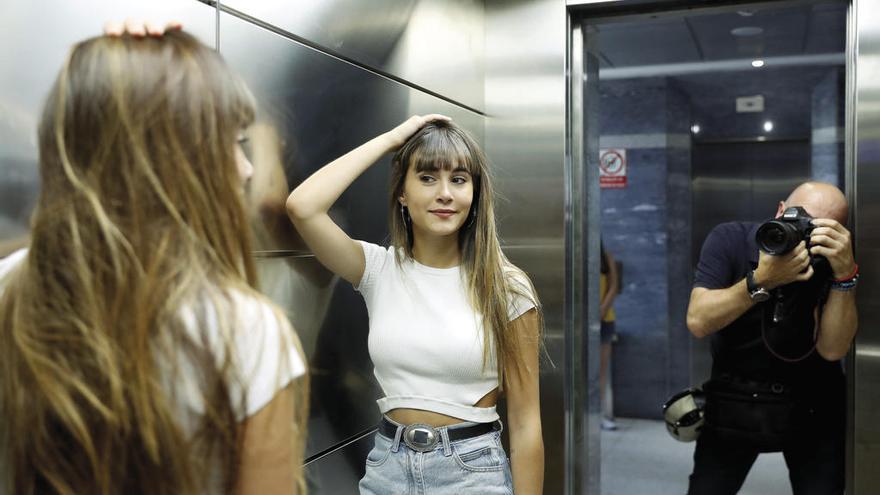 Aitana, fotografíada dentro de un ascensor. // Efe