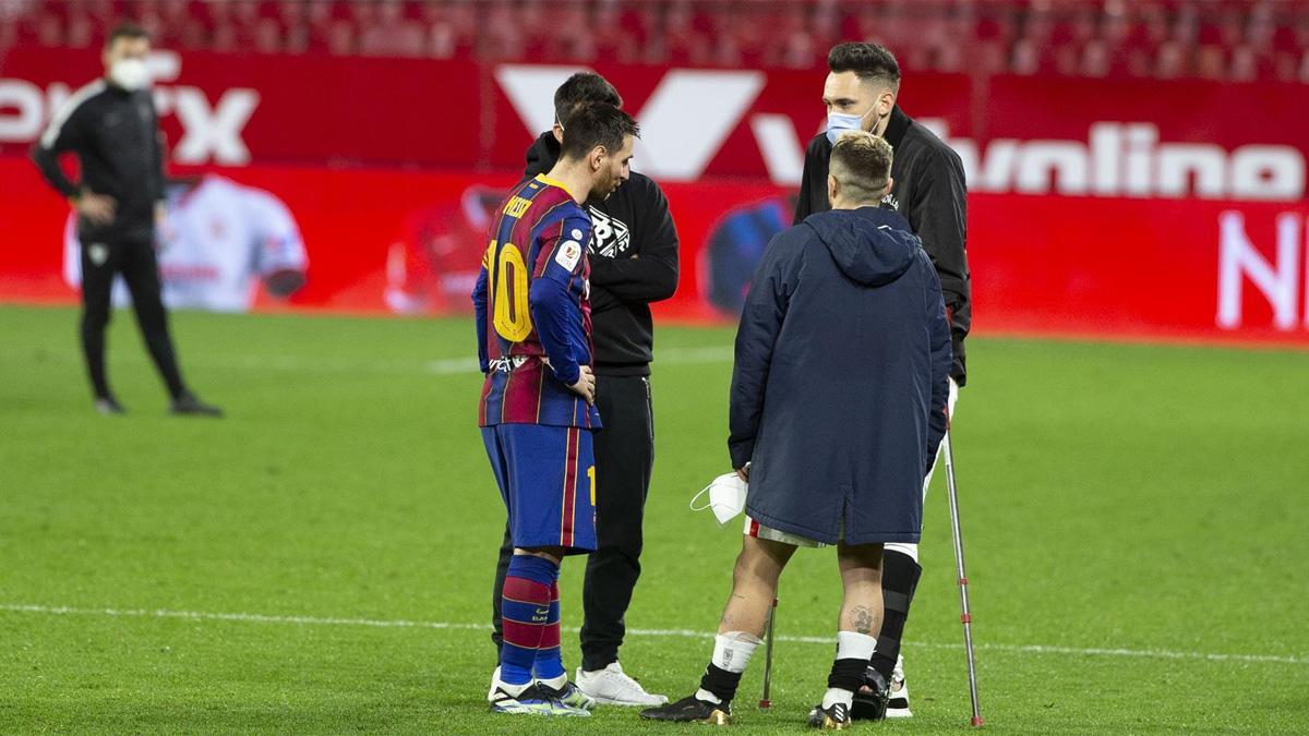 Leo Messi dialoga con Ocampos, Papu Gómez y Acuña (tapado) al final del Sevilla-Barça de la Copa 2020/21