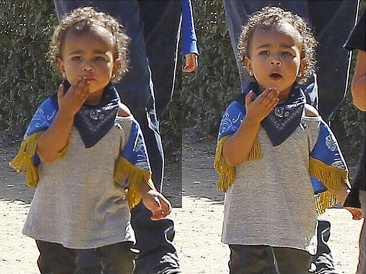 North West, manda besos a los paparazzi